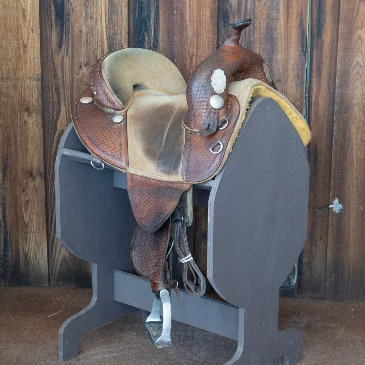 13.5" USED GENUINE SPORT TREELESS BARREL SADDLE